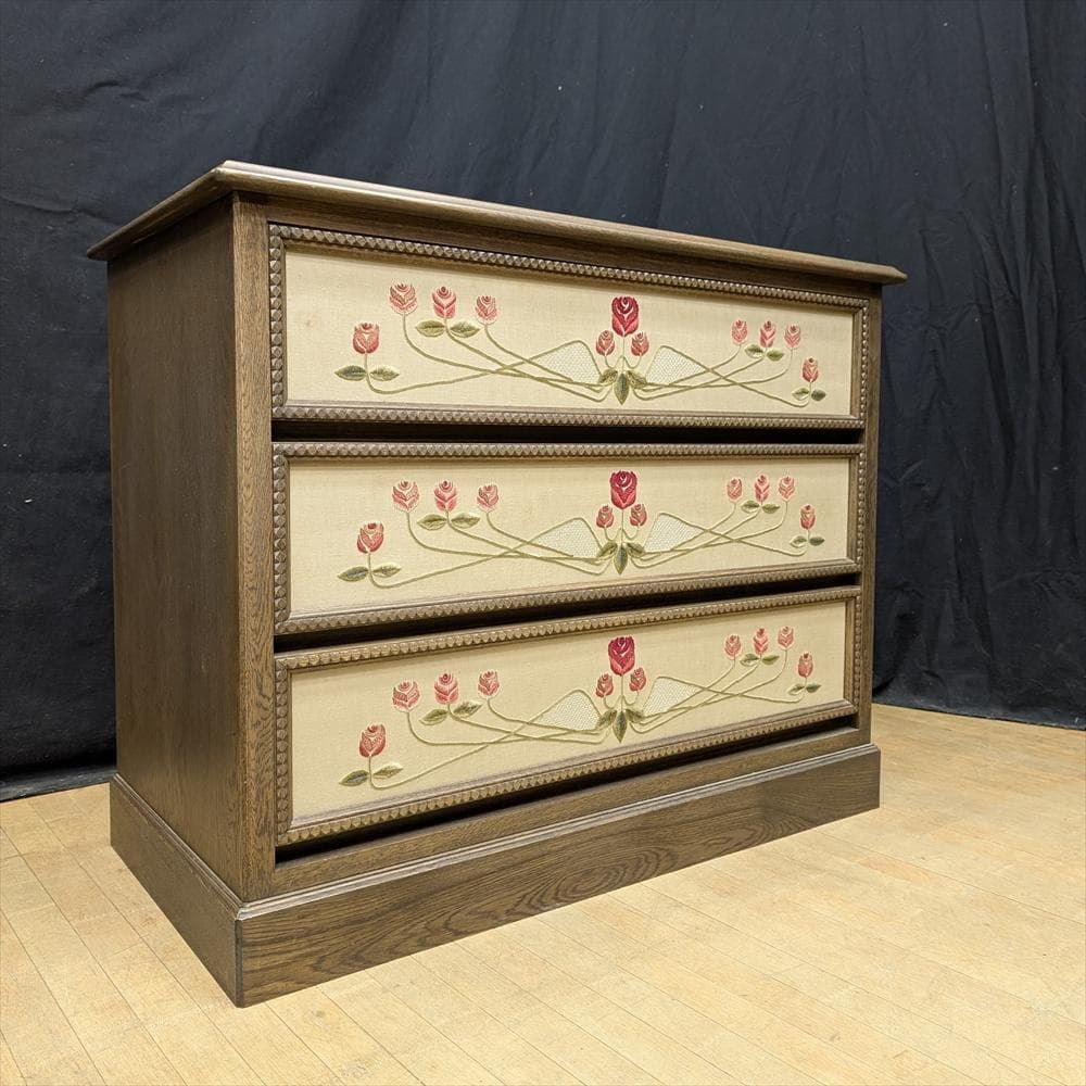 神戸洋家具　伊藤家具　刺繍　リビングチェスト　箪笥　タンス　チェスト　引き出し