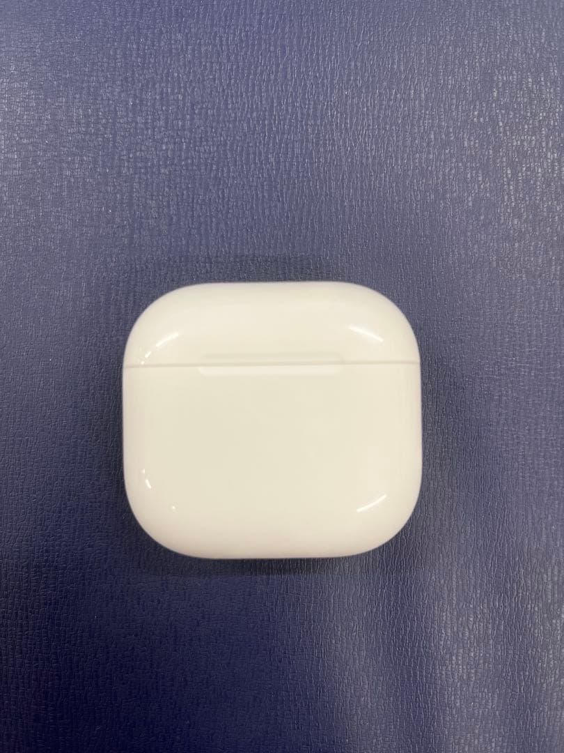 【ほぼ新品美品】Apple AirPods4 ノイズキャンセリングなし