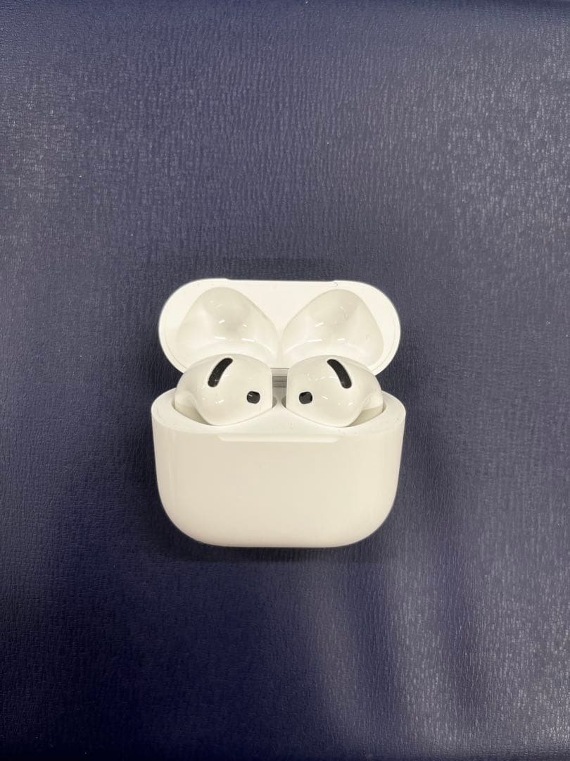 【ほぼ新品美品】Apple AirPods4 ノイズキャンセリングなし