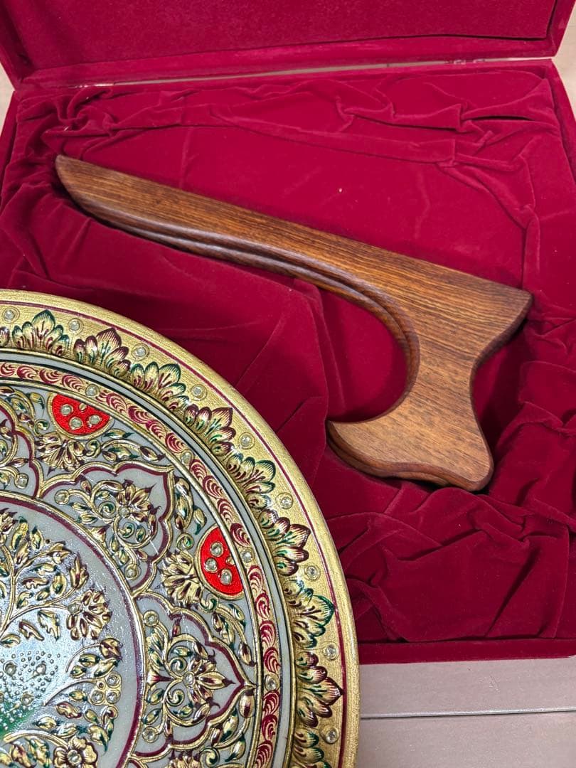 孔雀デザインの装飾皿　インド　india 大理石　金細工　美術　芸術　伝統工芸