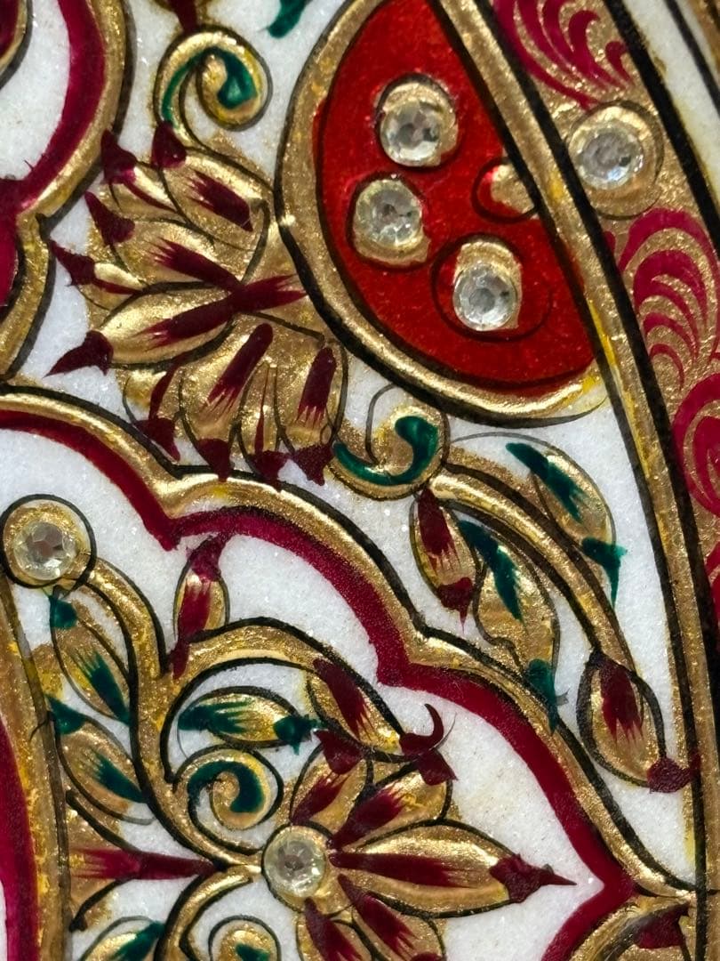 孔雀デザインの装飾皿　インド　india 大理石　金細工　美術　芸術　伝統工芸