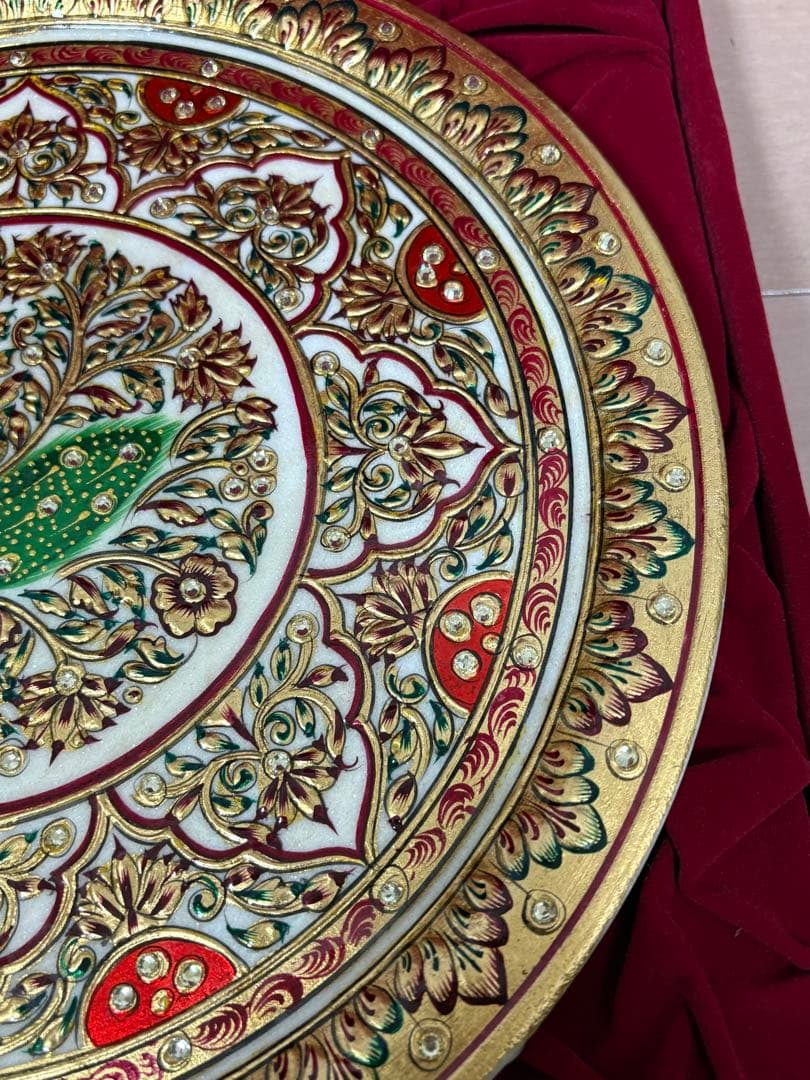 孔雀デザインの装飾皿　インド　india 大理石　金細工　美術　芸術　伝統工芸