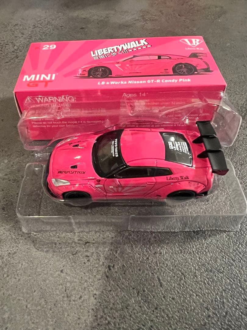 ミニカー LIBERTY WALK Nissan GT-R R35 Candy Pink