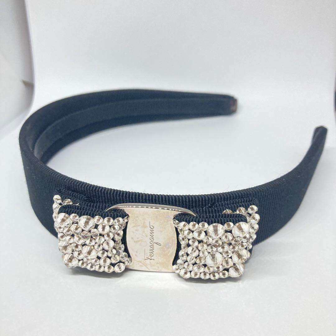 フェラガモ　カチューシャ 黒 ラインストーン