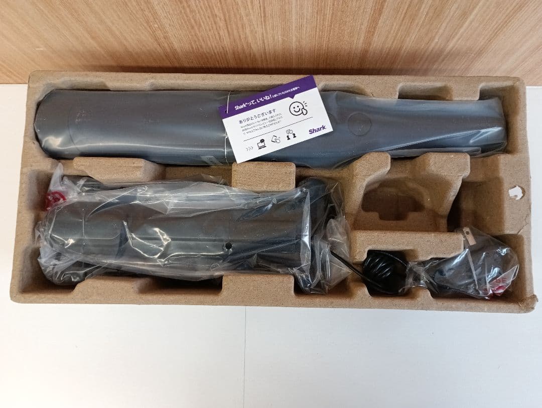 ④SHARK充電式ハンディクリーナー未使用ですが箱ダメージ有り