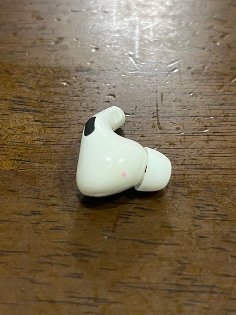 【値下げ】AirPods Pro 本体 ホワイト 充電ケース付き　右耳のみ利用可