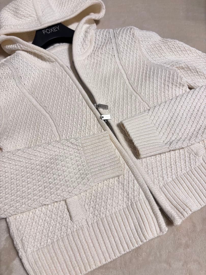 FOXEY フード付きホワイト綿ニットパーカー