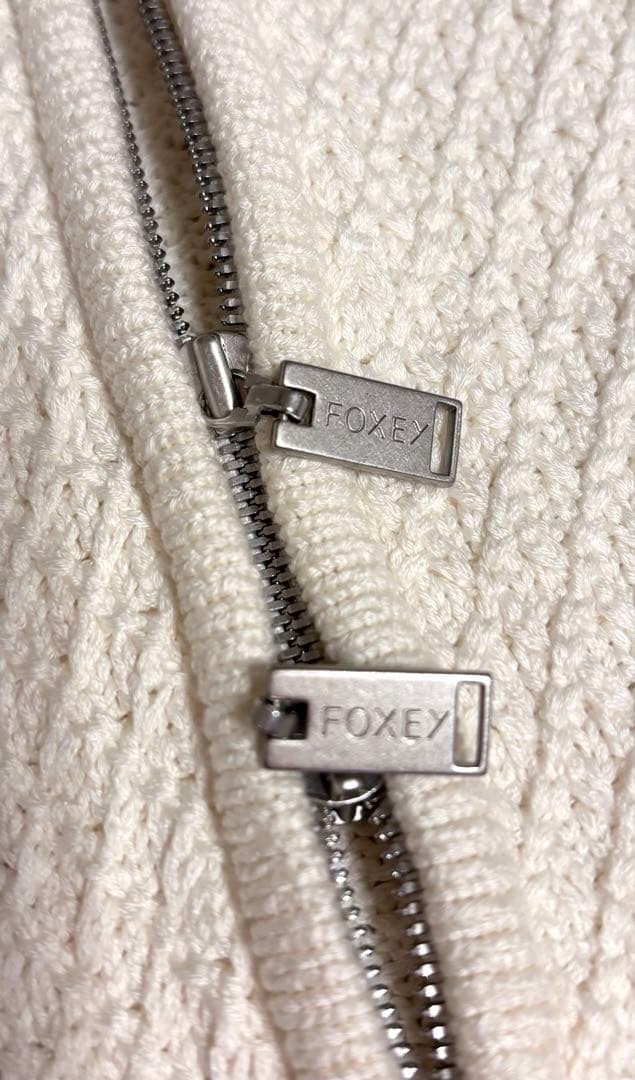 FOXEY フード付きホワイト綿ニットパーカー