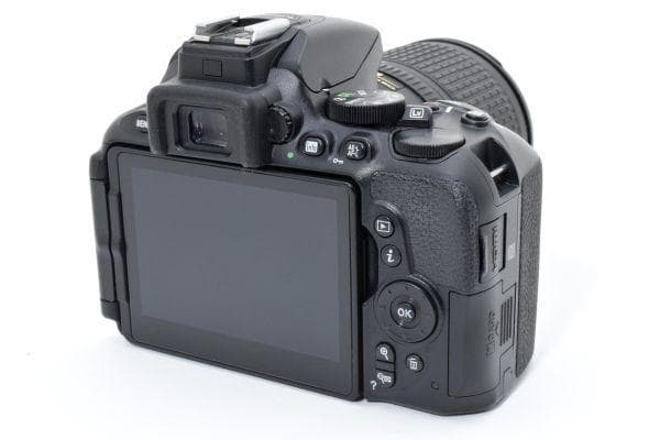 Nikon D5600 AF-S 18-135mmレンズセット　SDカード付