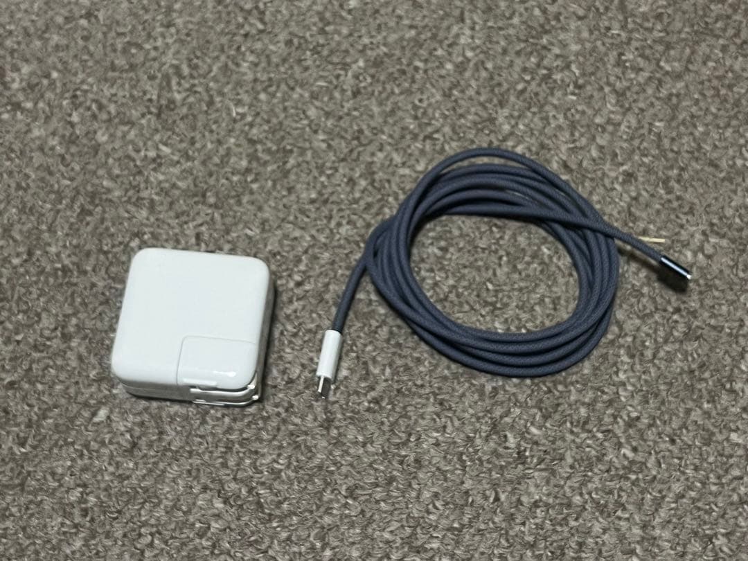 【美品】M2 MacBook Air（256GB）メモリ8GB放電40回カバー付