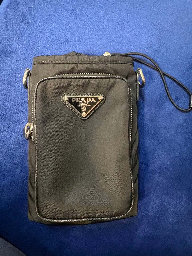 PRADA ブラック ショルダーバッグ　スマホショルダー　ショルダーの紐なし