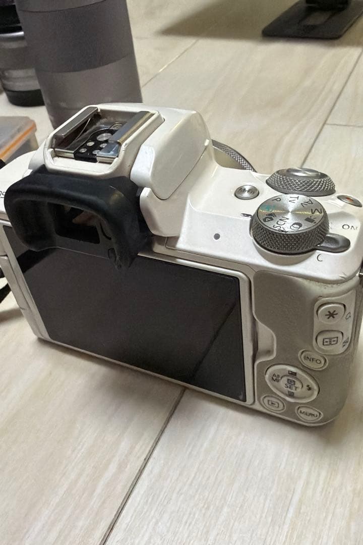 【純正レンズ3本セット】Canon EOS KissM ミラーレス一眼　ホワイト