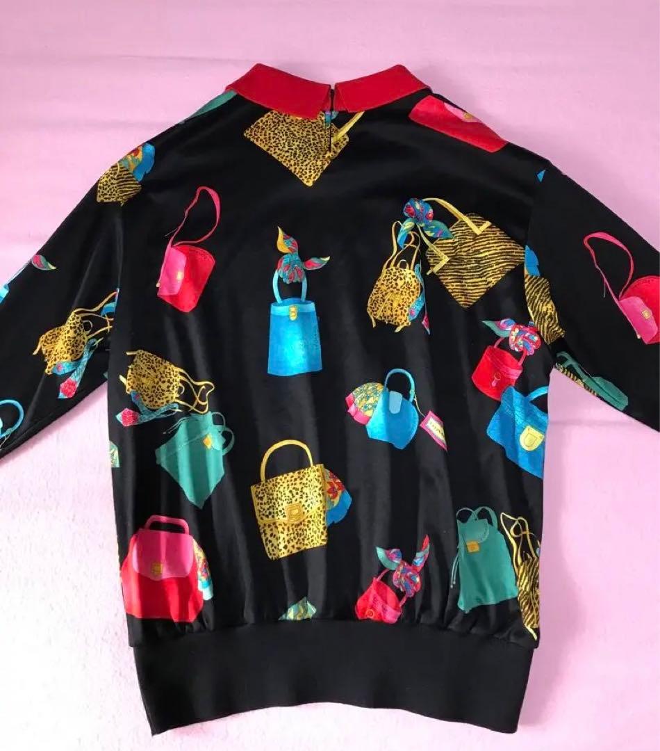 レオナール スポーツ　バッグ柄が鮮やかな襟付きシャツ