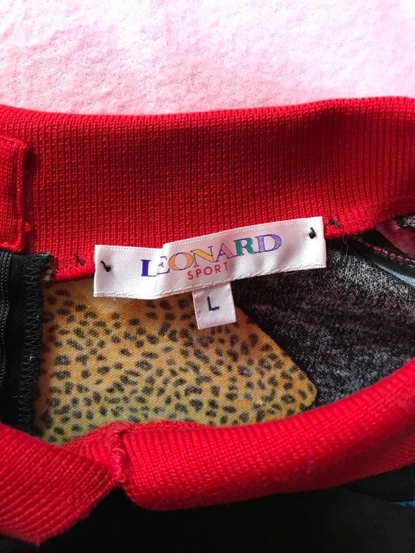 レオナール スポーツ　バッグ柄が鮮やかな襟付きシャツ