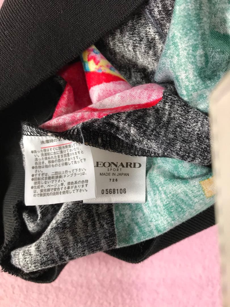 レオナール スポーツ　バッグ柄が鮮やかな襟付きシャツ