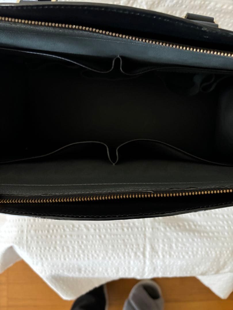 Louis Vuitton エピレザー ブラック ビジネスバッグ