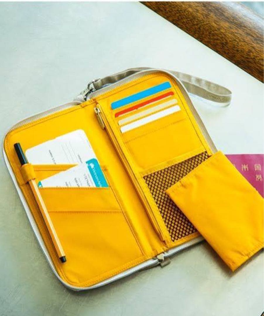 【新品】LeSportsac×ひとりっぷマルチトラベルウォレット サンドベージュ