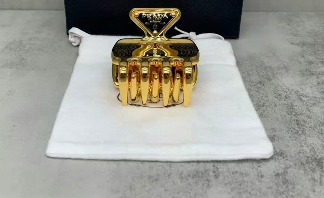 PRADA ゴールド ヘアクリップ 新品同様