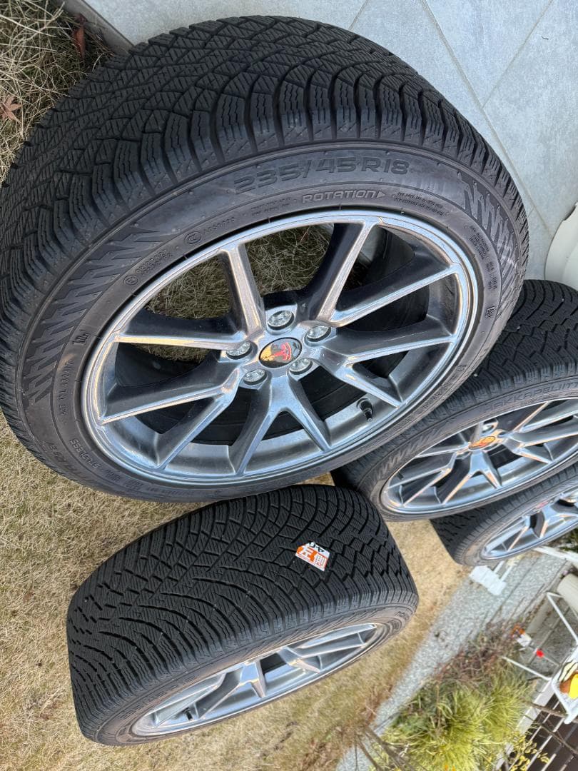 テスラ　モデル３　スタッドレスタイヤセット　１８インチ　TPMSセンサー付き
