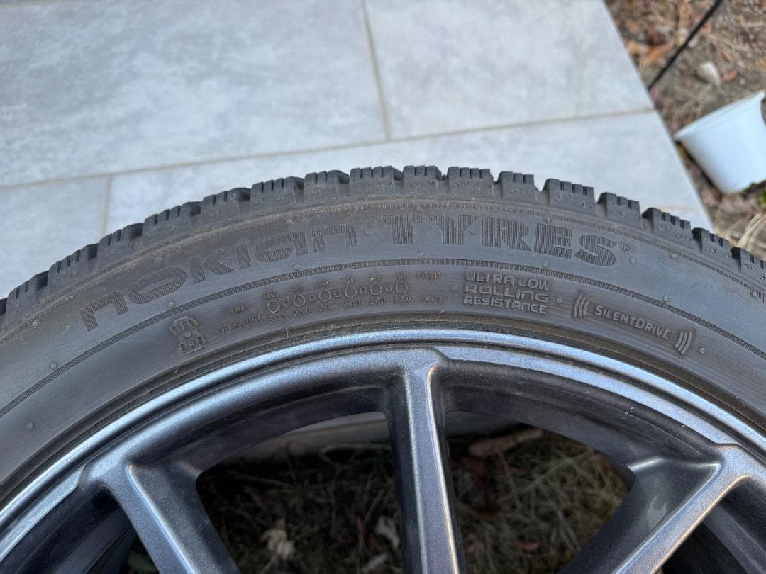 テスラ　モデル３　スタッドレスタイヤセット　１８インチ　TPMSセンサー付き