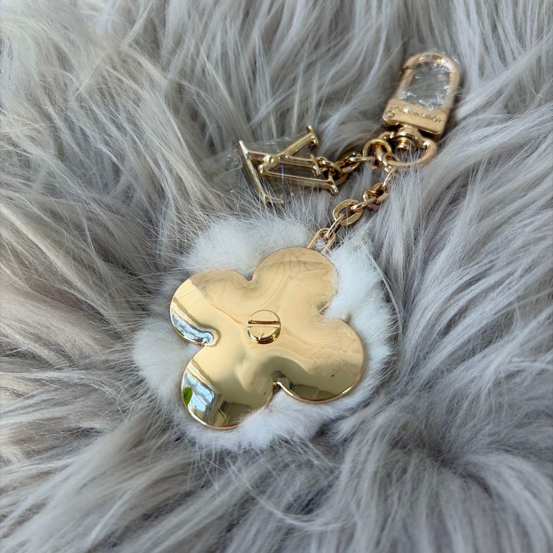 BIGSALE フラワー型ファー付きチャーム ゴールド