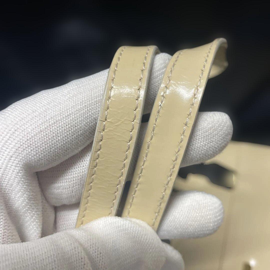 GUCCI グッチ　パテントレザートートバッグ ベージュ　黒いハンドル付き