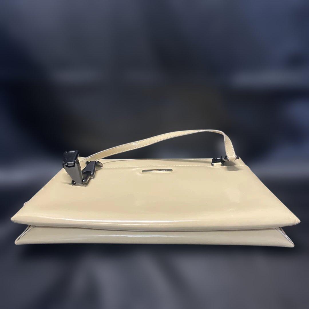 GUCCI グッチ　パテントレザートートバッグ ベージュ　黒いハンドル付き