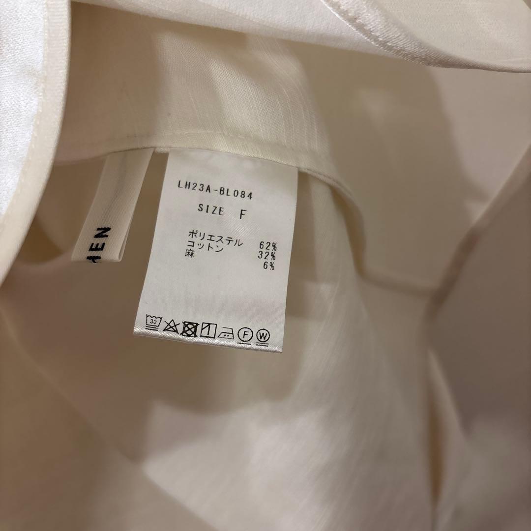 LOHENブライトサテンフロントタックブラウス