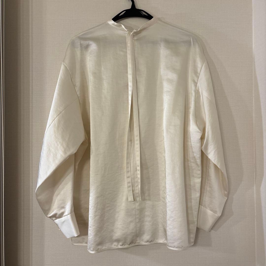 LOHENブライトサテンフロントタックブラウス