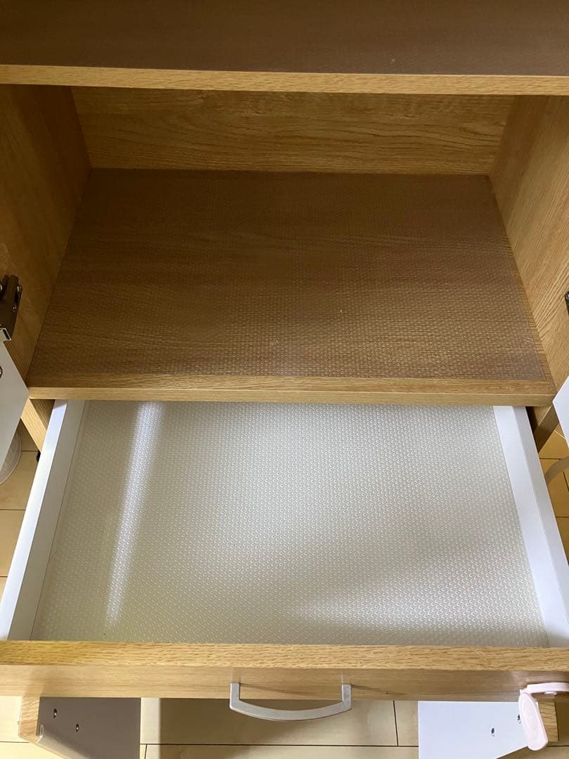 ニトリ 食器棚 木目調 ガラス扉キャビネット 収納 お皿 キッチン収納