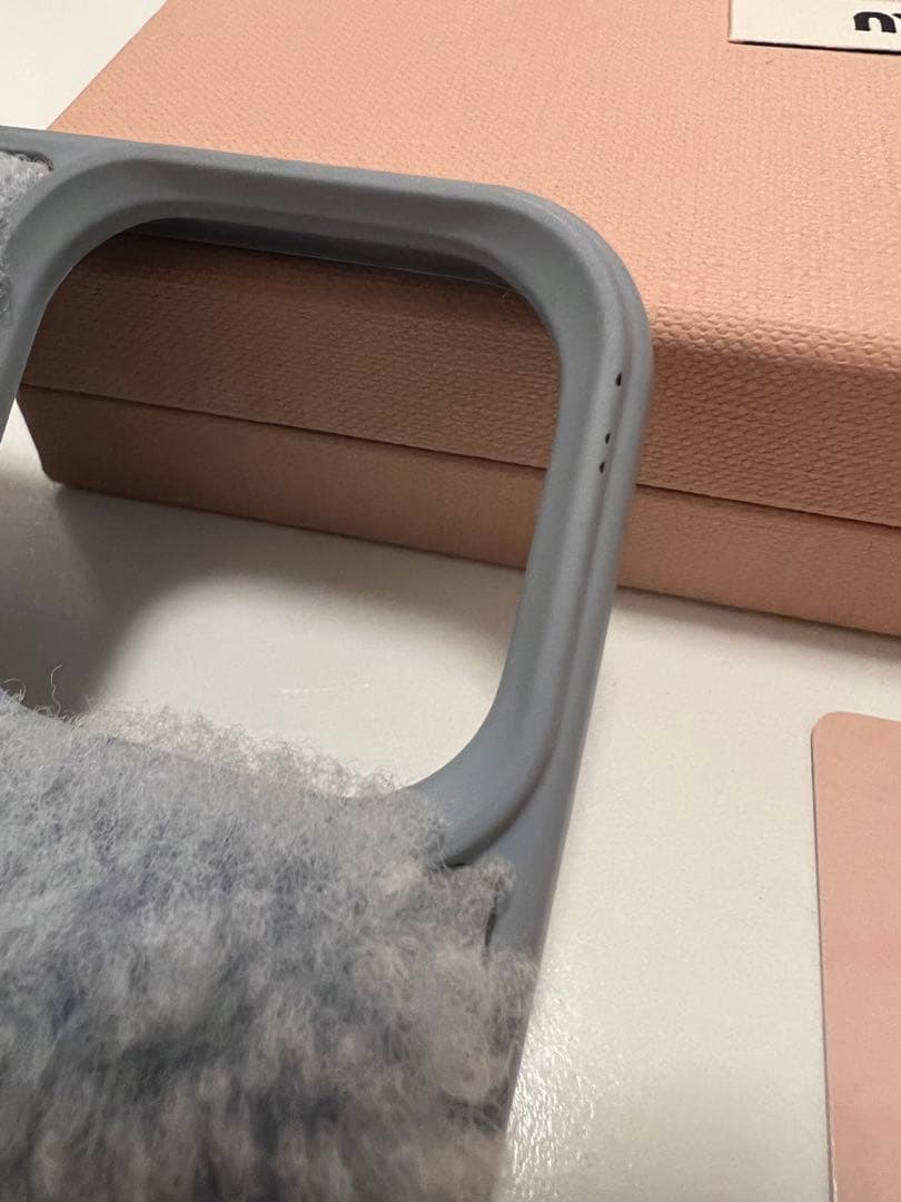 miumiuファースマホケース