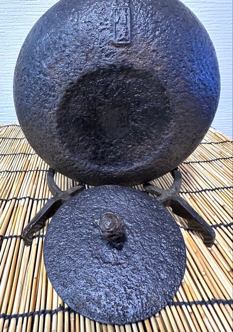 ＵＳＥＤ品 南部清茂造　１５型松文様　鉄瓶　南部鉄瓶　南部鉄器　鉄瓶