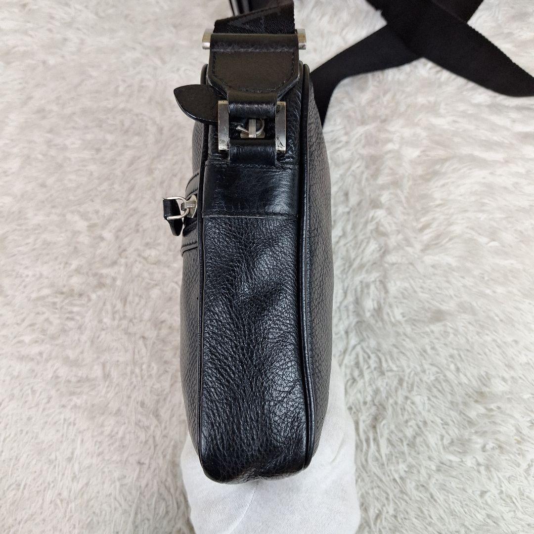 エンポリオアルマーニ　ショルダーバッグ　レザーシボ加工　シルバーロゴプレート　黒