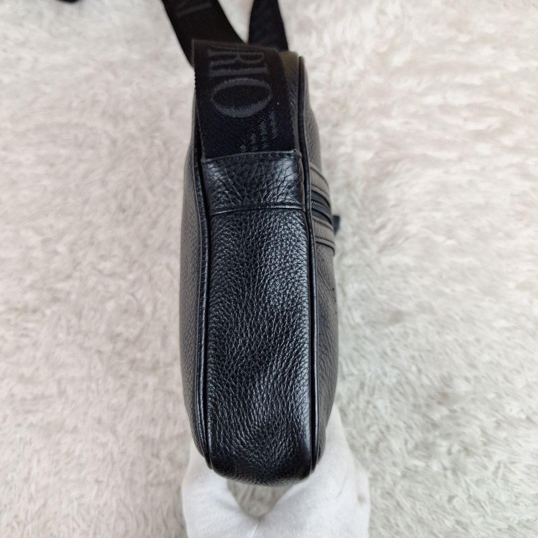 エンポリオアルマーニ　ショルダーバッグ　レザーシボ加工　シルバーロゴプレート　黒