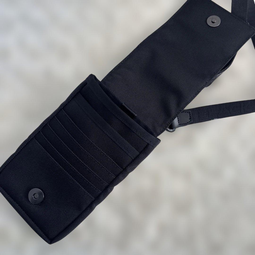 【BLACK LABEL】ブラック チェック柄 ミニショルダーバッグ　サコッシュ