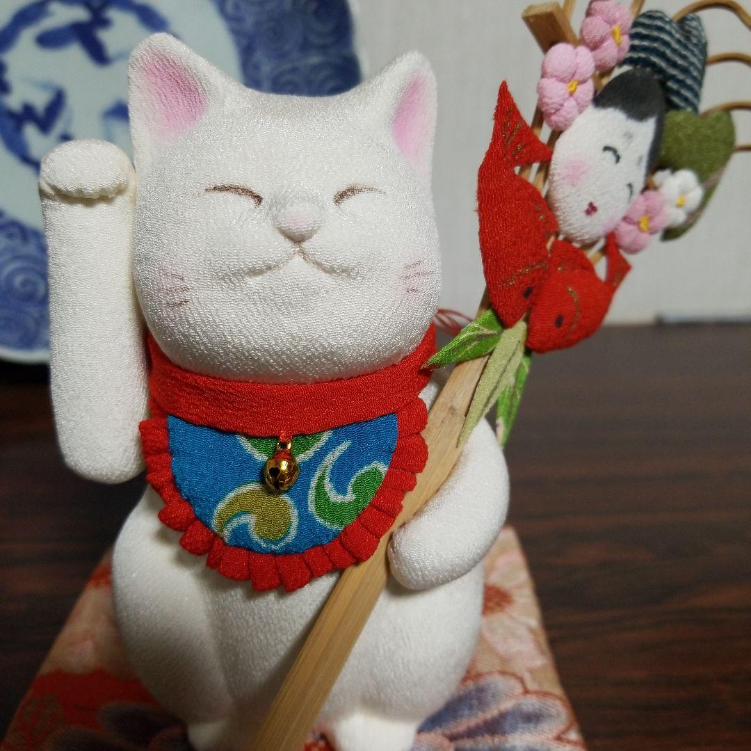 くまでを持った招き猫