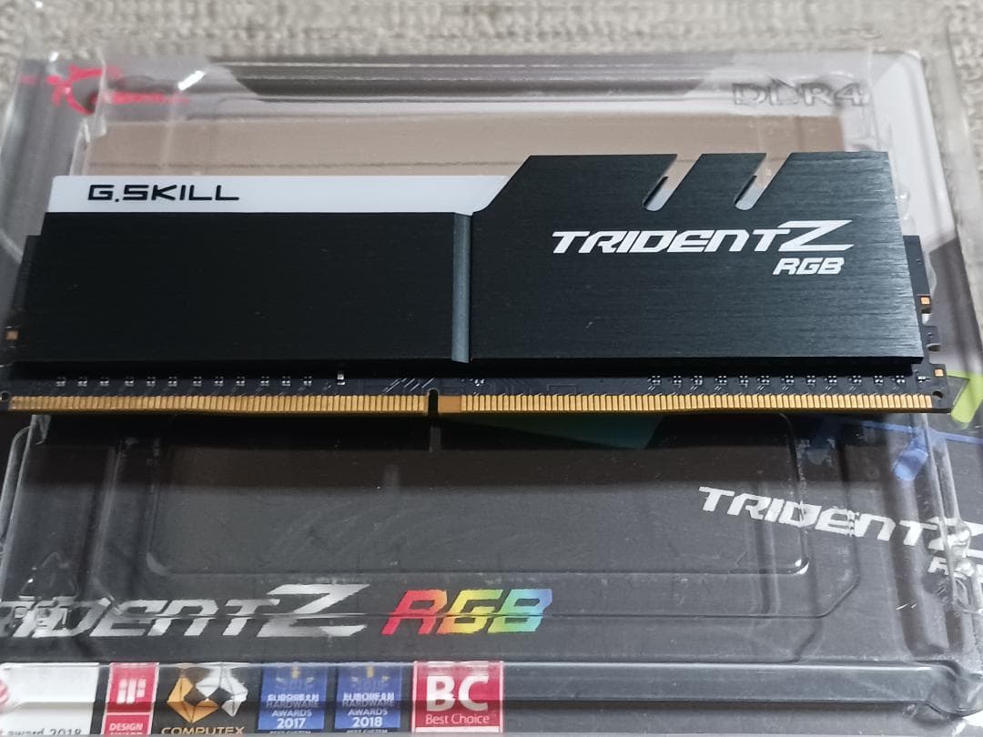 メモリー G.SKILL F4-2666C18D-16GTZR