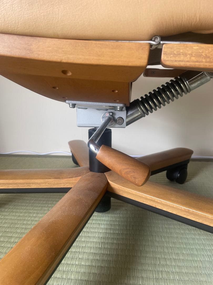 カリモク　本革張デスクチェア