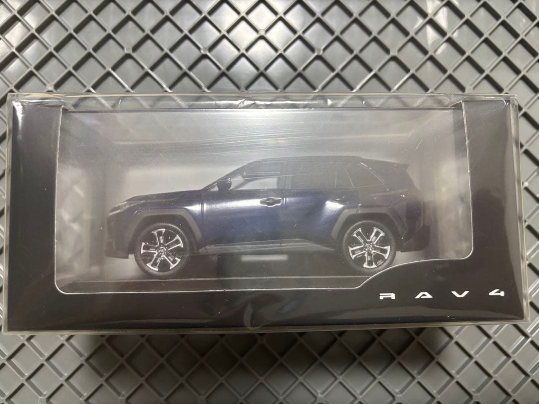 新型RAV4 カラーサンプル Z ハイブリッド ダークブルーマイカ