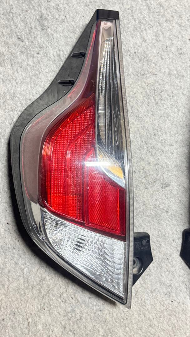 トヨタアクアNHP10中期左右テールランプ