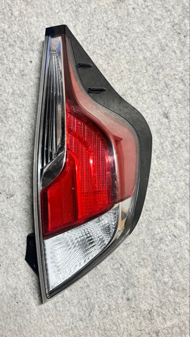 トヨタアクアNHP10中期左右テールランプ