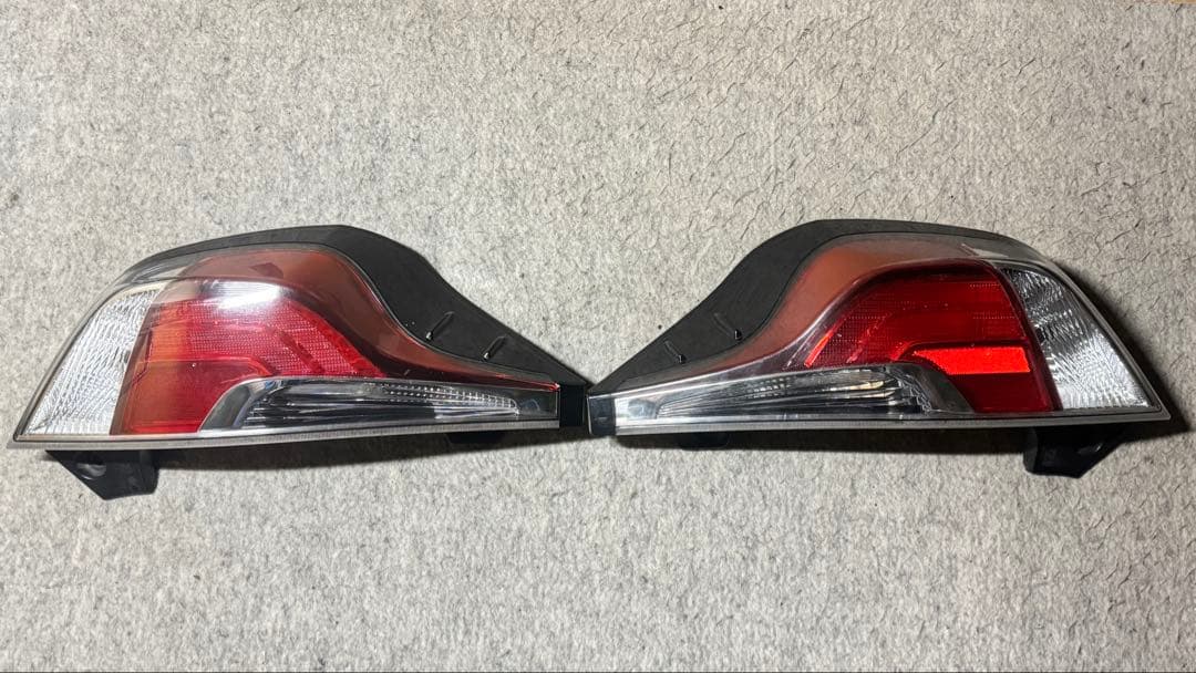 トヨタアクアNHP10中期左右テールランプ