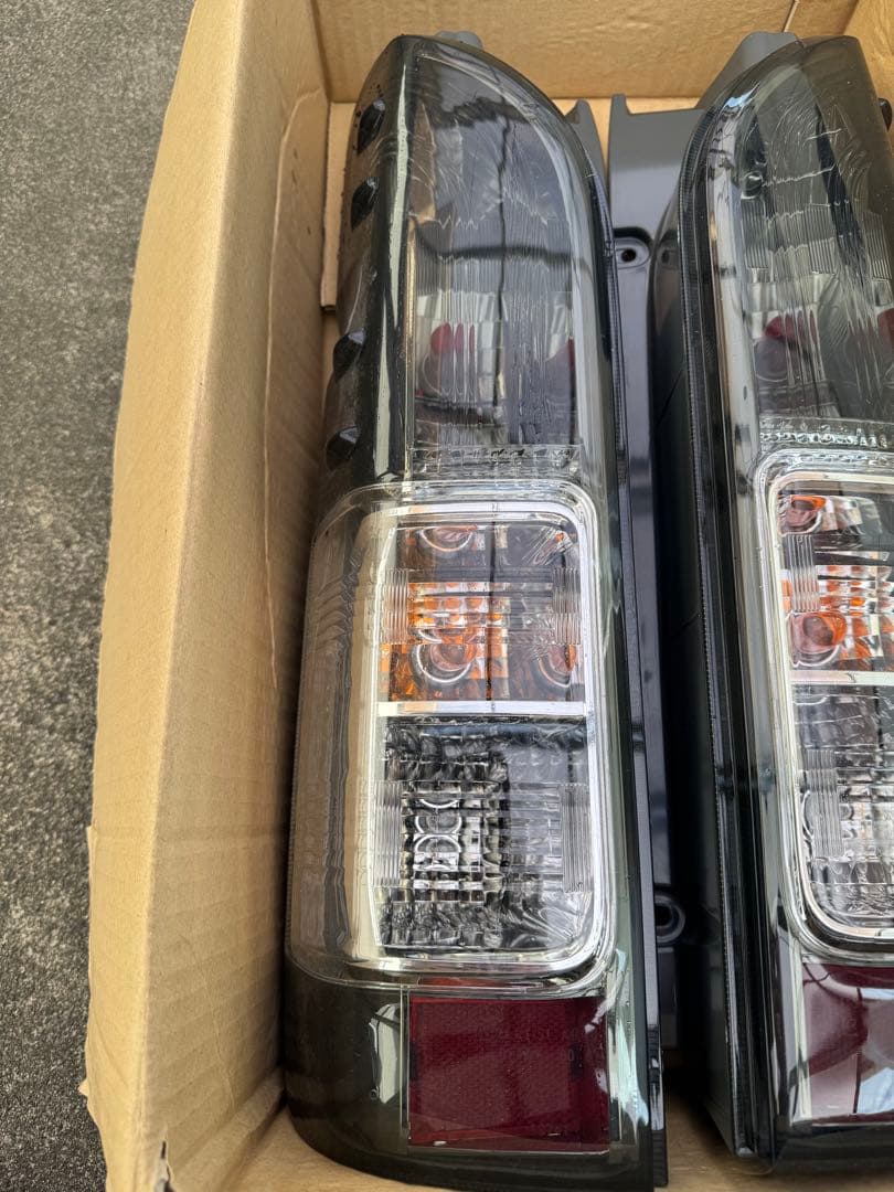 年末限定価格200系ハイエースV 前期後期対応 社外テールランプ左右セット送料込