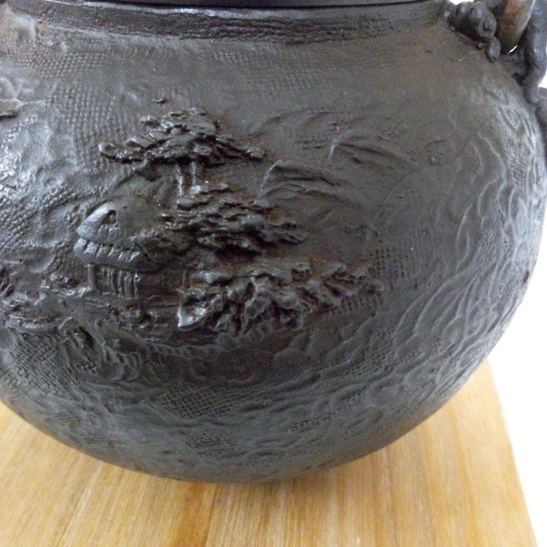 亀文堂造　鉄瓶　楼閣山水盛上紋様　霊芝銅持手