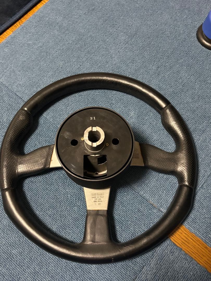 Momo ステアリング・ハンドル 直接取りに来れる方は1万円でお譲り致します