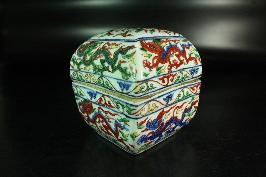 中国美術 赤絵雲龍紋 蓮菱 蓋物 大明嘉靖年製 書(K-A718)