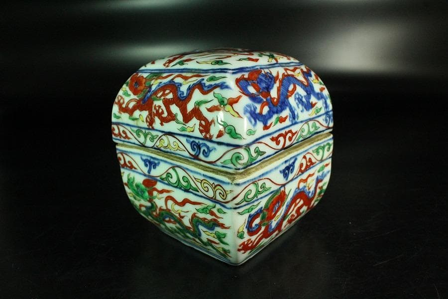 中国美術 赤絵雲龍紋 蓮菱 蓋物 大明嘉靖年製 書(K-A718)