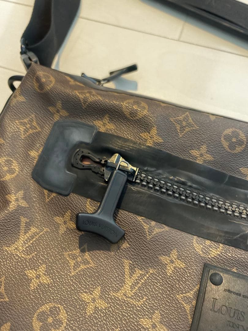 ルイヴィトン　ウォータープルーフメッセンジャー