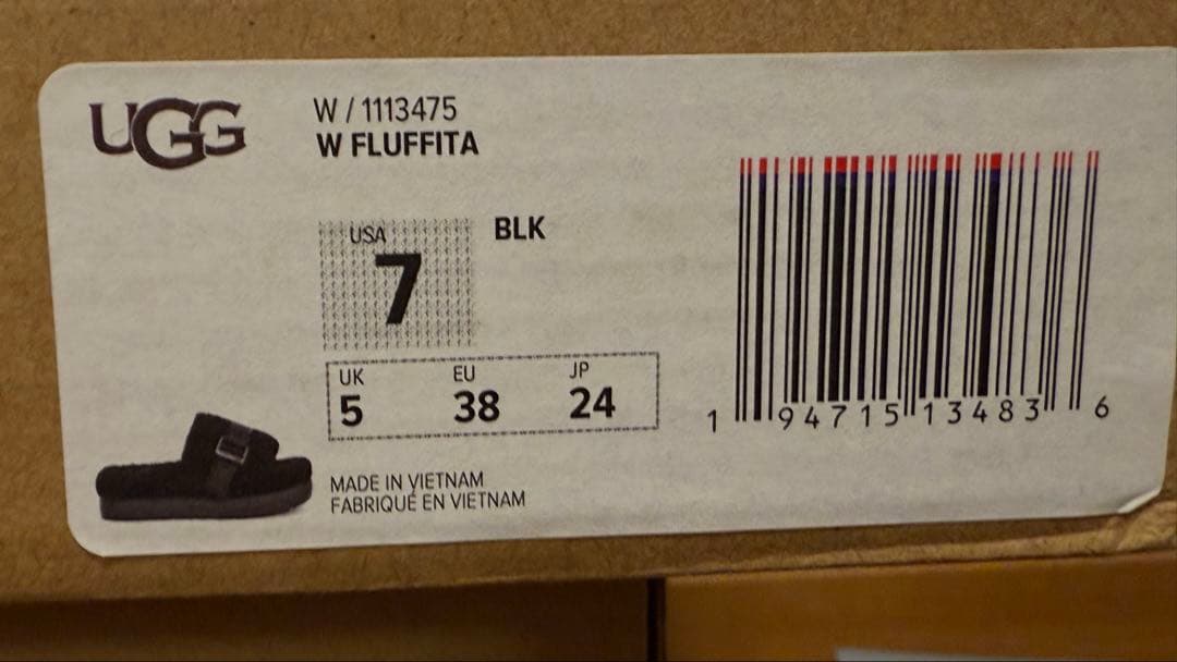 UGG ブラックサンダル　Fluffita サイズ7 ソックスで履いて可愛いです
