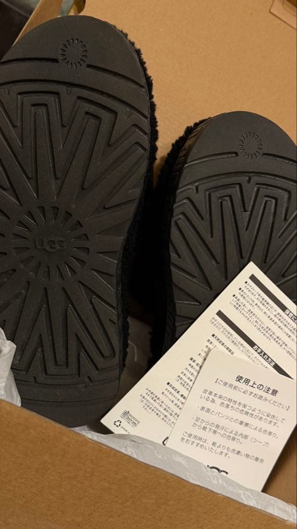 UGG ブラックサンダル　Fluffita サイズ7 ソックスで履いて可愛いです
